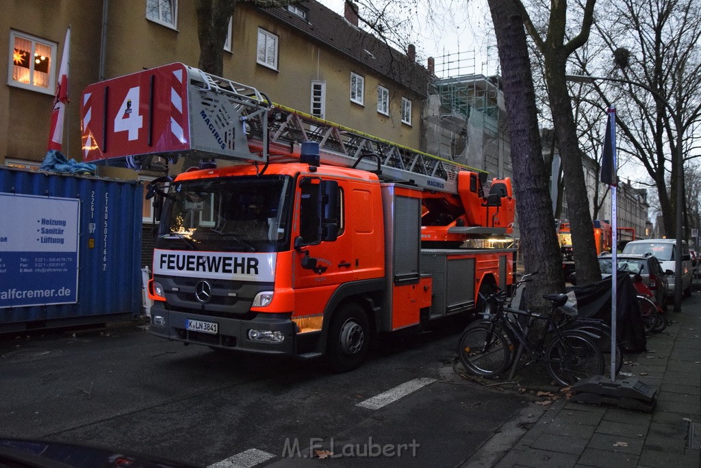 Feuer 2 Y durch Weihnachtsbaum  Koeln Ehrenfeld Alpenerstr P13.JPG - Miklos Laubert
